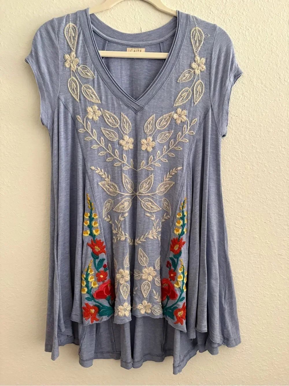 CAITE Alaina Embroidered Floral Swing Tee in Blue Small